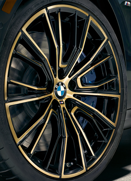 Close up of Style 732M Night Gold M Performance Wheel on a black 8 Series.